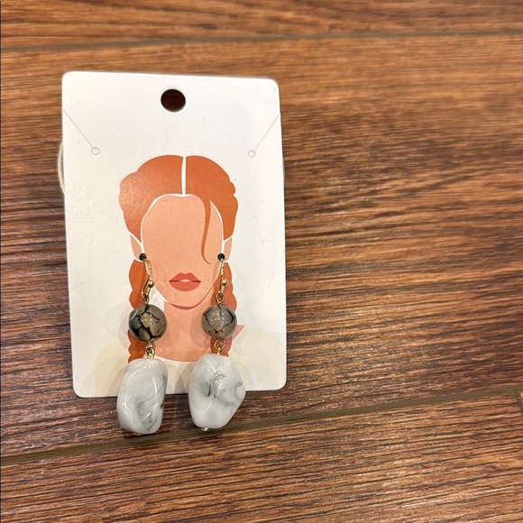 Elegant Gray Dangle Earrings - Picture 2 of 3